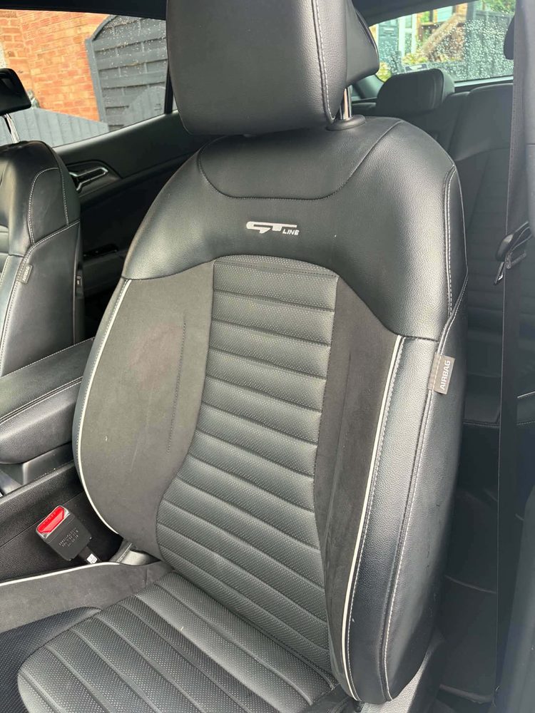 A cleaned GT Line front seat in black leather and grey fabric