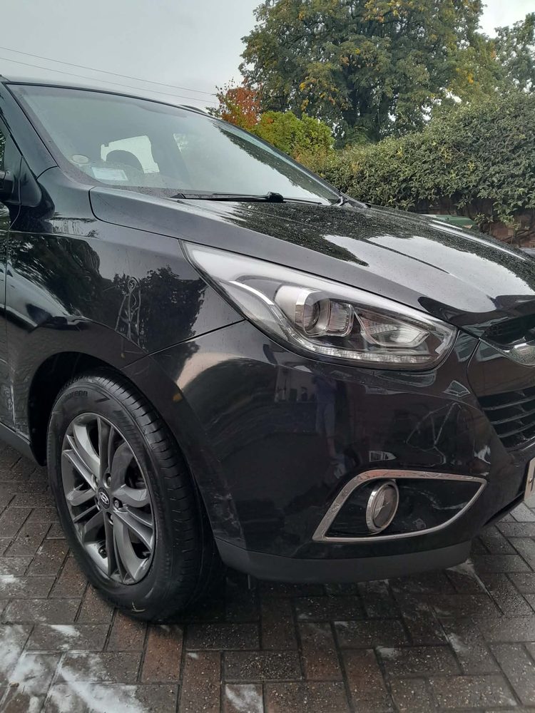 The front of a black Hyundai ix35 washed and polished to a gloss finish